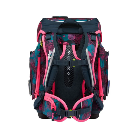 Das ergobag Cubo "KorallBär" Schulranzen-Set 5-teilig von ergobag besticht durch seine leuchtend pinken Träger und das blau-rosa Blumenmuster, das auf der Rückseite zu sehen ist.