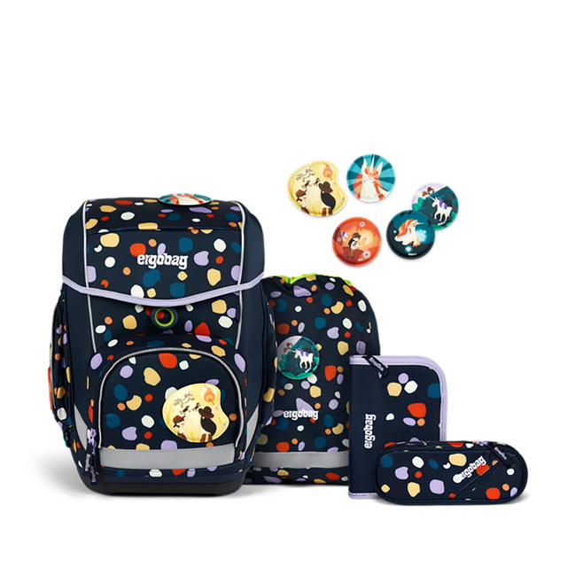 Das ergobag Cubo "Bärnsteinhöhle" Schulranzen-Set 5-teilig kombiniert einen bequemen, ergonomischen Rucksack mit lustigen, bunten Punkten und Tierpins - perfekt für Schulabenteuer!.