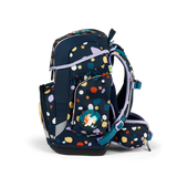 Seitenansicht des ergobag Cubo "Bärnsteinhöhle" Schulranzen-Set 5-teilig mit einem Einhorn-Aufnäher auf der Tasche, dargestellt vor weißem Hintergrund.