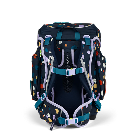 Das ergobag Cubo "Bärnsteinhöhle" Schulranzen-Set 5-teilig verfügt über gepolsterte Gurte und mehrere Fächer, hier in der Rückenansicht.