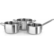 Das Eva Trio Multi Kochgeschirr-Set - 3-teilig von Eva aus Edelstahl mit Griffen ist langlebig, induktionsgeeignet und stilvoll - perfekt für Ihre moderne Küche.