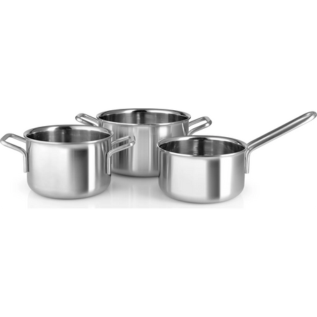 Das Eva Trio Multi Kochgeschirr-Set - 3-teilig von Eva aus Edelstahl mit Griffen ist langlebig, induktionsgeeignet und stilvoll - perfekt für Ihre moderne Küche.