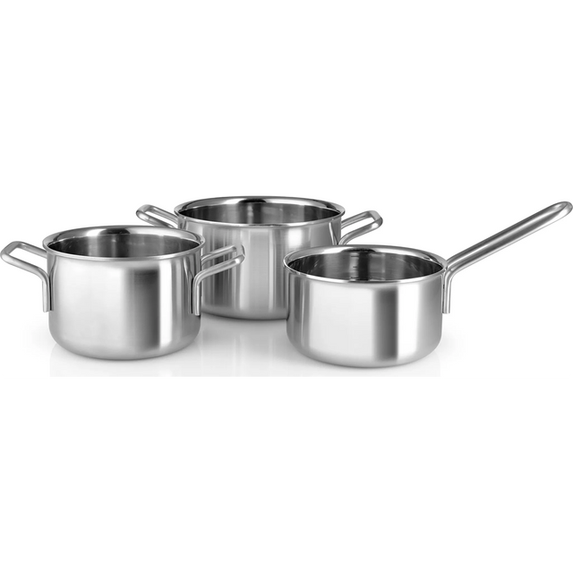Das Eva Trio Multi Kochgeschirr-Set - 3-teilig von Eva aus Edelstahl mit Griffen ist langlebig, induktionsgeeignet und stilvoll - perfekt für Ihre moderne Küche.