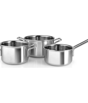Drei silberne Eva Trio Multi Kochgeschirr-Set Töpfe mit Griffen auf weißem Hintergrund. Das 3-teilige Set von Eva ist induktionsgeeignet und ideal für moderne Küchen.