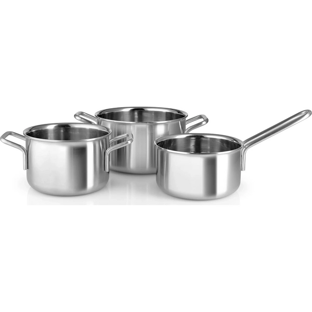 Drei silberne Eva Trio Multi Kochgeschirr-Set Töpfe mit Griffen auf weißem Hintergrund. Das 3-teilige Set von Eva ist induktionsgeeignet und ideal für moderne Küchen.