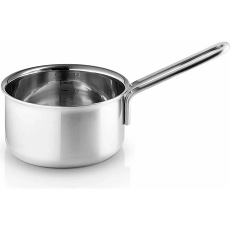 Dieser Edelstahltopf von Eva verfügt über einen langen Griff, interne Messmarkierungen und ist induktionsgeeignet - ideal für das Eva Trio Multi Kochgeschirr-Set - 3-teilig.