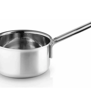 Das Eva Trio Multi Kochgeschirr-Set - 3-teilig von Eva besteht aus einem Edelstahltopf mit Griff und innenliegenden Messmarkierungen, induktionsgeeignet, abgebildet auf weißem Hintergrund.