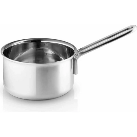 Das Eva Trio Multi Kochgeschirr-Set - 3-teilig von Eva besteht aus einem Edelstahltopf mit langem Stiel und Innenmaßen, der mit innovativer Mehrschichttechnologie ausgestattet ist, abgebildet auf weißem Hintergrund.