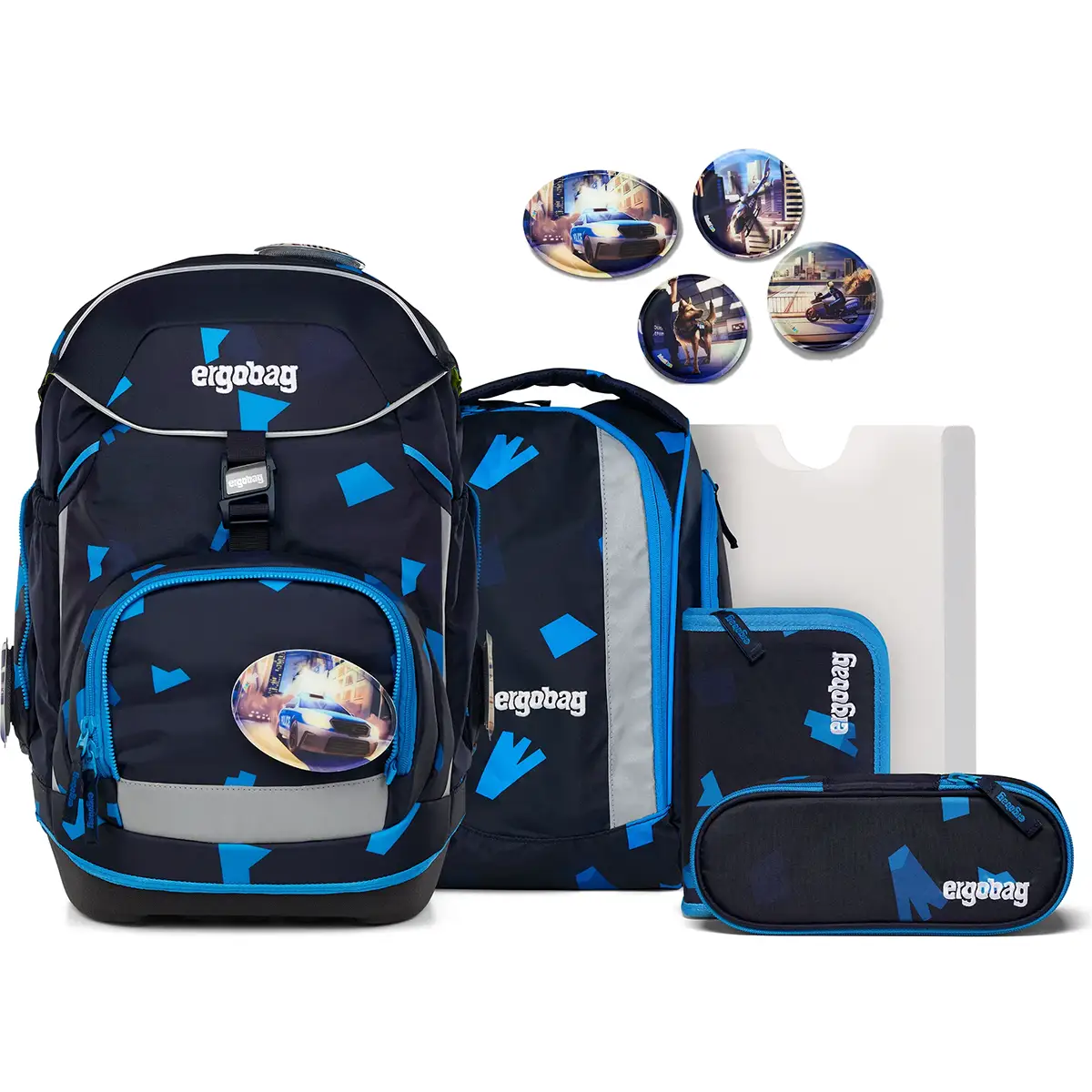Das ergobag PACK Schulranzen-Set "VerfolgBärjagd", 6-teilig von ergobag präsentiert sich im dunkelblauen Design mit blauen Akzenten, passenden Taschen, Mappe und Stadtplaketten - ideal für Grundschulkinder, die einen ergonomischen Schulranzen benötigen.