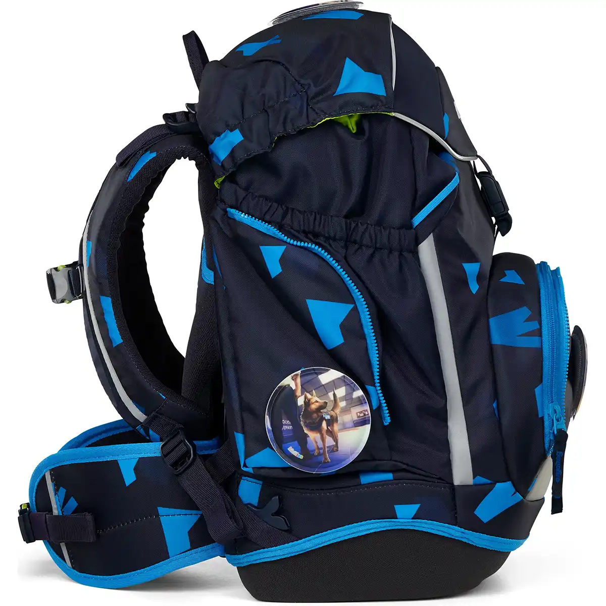 Das ergobag PACK Schulranzen-Set "VerfolgBärjagd" von ergobag ist ein marineblauer ergonomischer Schulrucksack mit blauen Dreiecksmustern, seitlicher Reißverschlusstasche und einem runden Pin mit Hundemotiv.
