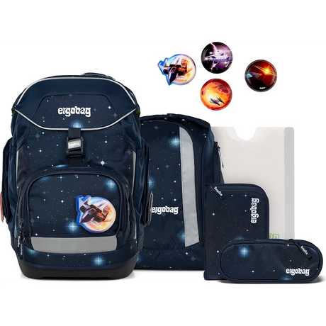 Das ergobag Pack Schulranzen-Set 6-teilig KoBärnikus von ergobag zeichnet sich durch ein galaktisches Design, passendes Zubehör, vier Space-Theme-Knopfstifte und einen ergonomischen Schulrucksack für ganztägigen Tragekomfort aus.