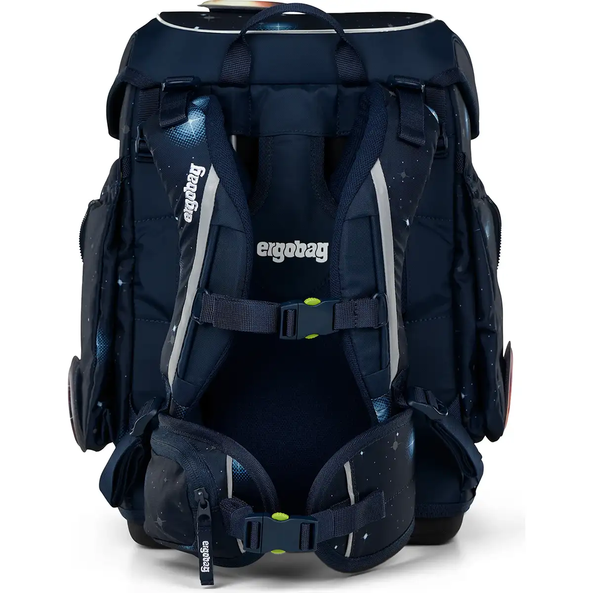 Das ergobag Cubo Set (2025) KoBärnikus von ergobag verfügt über gepolsterte Gurte, Brust- und Taillenschnallen und reflektierende Akzente für Komfort und Sicherheit.