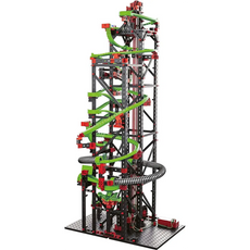 Die Fischertechnik Dynamic XXL von Fischertechnik verfügt über schwarze, rote und grüne Bahnen, die sich um einen hohen Rahmen mit einem motorisierten Kettenlift winden und so für pausenlosen Murmelspaß sorgen.