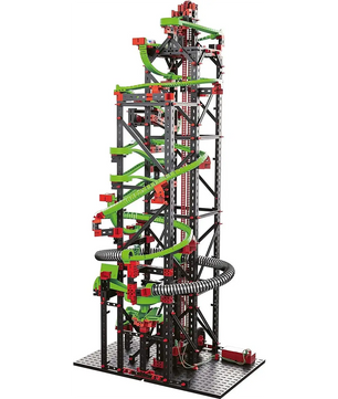 Die Fischertechnik Dynamic XXL von Fischertechnik verfügt über schwarze, rote und grüne Bahnen, die sich um einen hohen Rahmen mit einem motorisierten Kettenlift winden und so für pausenlosen Murmelspaß sorgen.