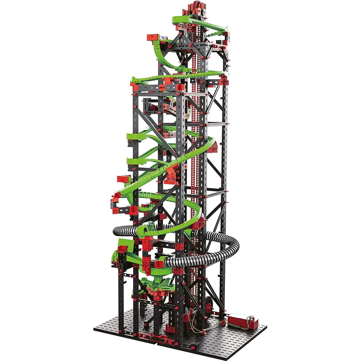 Die Fischertechnik Dynamic XXL von Fischertechnik verfügt über schwarze, rote und grüne Bahnen, die sich um einen hohen Rahmen mit einem motorisierten Kettenlift winden und so für pausenlosen Murmelspaß sorgen.