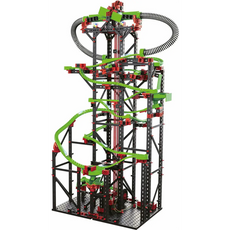 Die Fischertechnik Dynamic XXL ist eine hohe, verschlungene Murmelbahn mit grünen Schienen, einer schwarz-roten Tragstruktur und einem motorisierten Kettenlift für kontinuierliche Murmelbewegung.