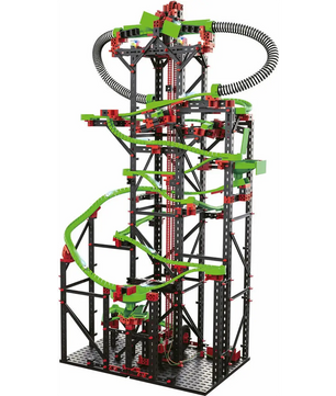Die Fischertechnik Dynamic XXL ist eine hohe, verschlungene Murmelbahn mit grünen Schienen, einer schwarz-roten Tragstruktur und einem motorisierten Kettenlift für kontinuierliche Murmelbewegung.