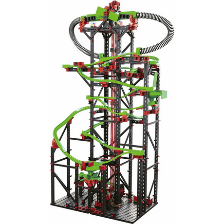 Die Fischertechnik Dynamic XXL ist eine hohe, verschlungene Murmelbahn mit grünen Schienen, einer schwarz-roten Tragstruktur und einem motorisierten Kettenlift für kontinuierliche Murmelbewegung.