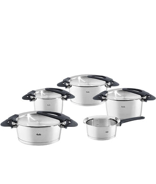Das Fissler Topfset Intensa 5-tlg. matt von Fissler umfasst fünf induktionsgeeignete Edelstahltöpfe mit schwarzen Griffen und Deckeln, stilvoll präsentiert auf weißem Grund.