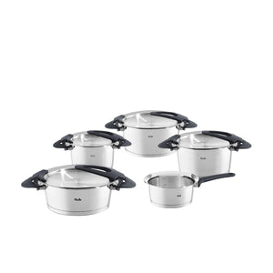 Das Fissler Topfset Intensa 5-tlg. matt von Fissler umfasst fünf induktionsgeeignete Edelstahltöpfe mit schwarzen Griffen und Deckeln, stilvoll präsentiert auf weißem Grund.