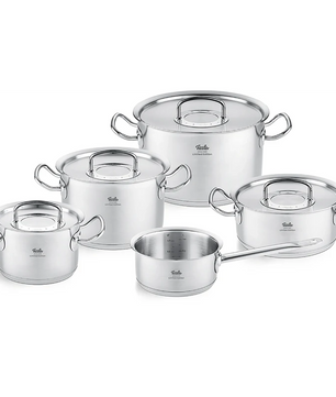 Fünf Fissler Edelstahltöpfe und -pfannen mit Deckeln und Griffen aus dem Topfset Original Profi 5-tlg. Retro Limited Edition sind in einer Gruppe auf weißem Hintergrund angeordnet.