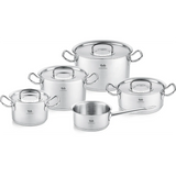 Fünf Fissler Edelstahltöpfe und -pfannen mit Deckeln und Griffen aus dem Topfset Original Profi 5-tlg. Retro Limited Edition sind in einer Gruppe auf weißem Hintergrund angeordnet.