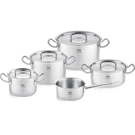 Fünf Fissler Edelstahltöpfe und -pfannen mit Deckeln und Griffen aus dem Topfset Original Profi 5-tlg. Retro Limited Edition sind in einer Gruppe auf weißem Hintergrund angeordnet.