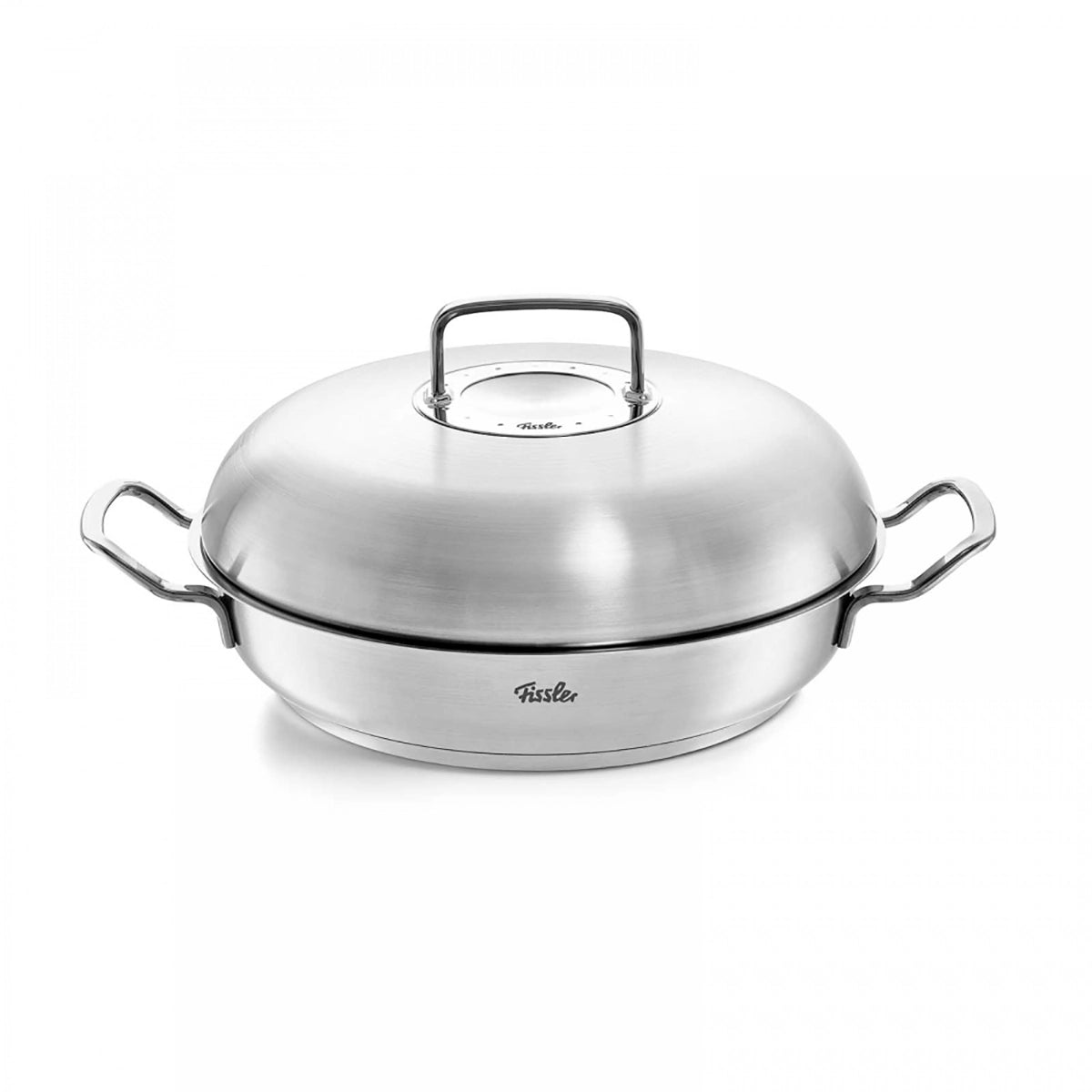 Die Fissler Original-Profi Collection II Servierpfanne mit Hochraum-Deckel 28 cm, aus Edelstahl, induktionsgeeignet und spülmaschinenfest, mit Seitengriffen und hohem Deckel, wird auf weißem Hintergrund gezeigt.
