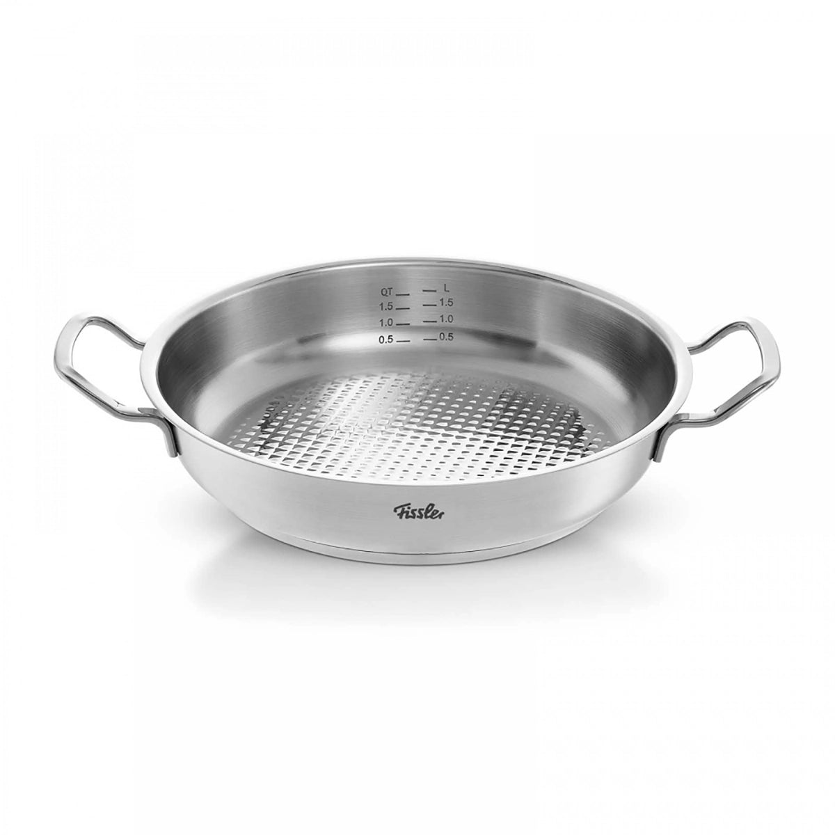 Die Fissler Original-Profi Collection II Servierpfanne mit Hochraum-Deckel, 28 cm, aus Edelstahl, spülmaschinenfest und induktionsgeeignet, mit zwei Griffen, Innenmessskala und strukturiertem Boden auf weißem Hintergrund.