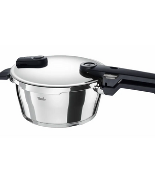 Ein Fissler Vitaquick Premium Ø22 cm 3,5L Schnellkochtopf mit glänzender Edelstahloberfläche, schwarzem Griff und sicherer Deckelverriegelung ist vor einem weißen Hintergrund abgebildet.