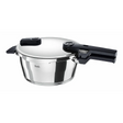 Ein Fissler Vitaquick Premium Ø22 cm 3,5L Schnellkochtopf mit glänzender Edelstahloberfläche, schwarzem Griff und sicherer Deckelverriegelung ist vor einem weißen Hintergrund abgebildet.