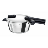 Ein Fissler Vitaquick Premium Ø22 cm 3,5L Schnellkochtopf mit glänzender Edelstahloberfläche, schwarzem Griff und sicherer Deckelverriegelung ist vor einem weißen Hintergrund abgebildet.