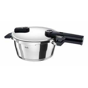 Ein Fissler Vitaquick Premium Ø22 cm 3,5L Schnellkochtopf mit glänzender Edelstahloberfläche, schwarzem Griff und sicherer Deckelverriegelung ist vor einem weißen Hintergrund abgebildet.