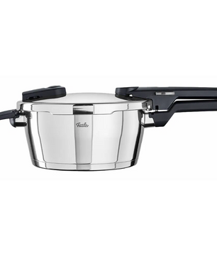 Der Fissler Vitaquick Premium Ø22 cm 3,5l Schnellkochtopf hat schwarze Griffe, einen verschließbaren Deckel und eine Oberfläche aus Edelstahl. Das Fissler-Logo ist an der Seite sichtbar. Geeignet für Induktion; abgebildet auf weißem Hintergrund.