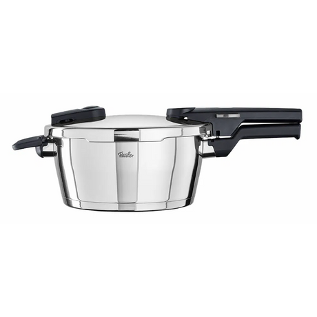 Der Fissler Vitaquick Premium Ø22 cm 3,5l Schnellkochtopf hat schwarze Griffe, einen verschließbaren Deckel und eine Oberfläche aus Edelstahl. Das Fissler-Logo ist an der Seite sichtbar. Geeignet für Induktion; abgebildet auf weißem Hintergrund.