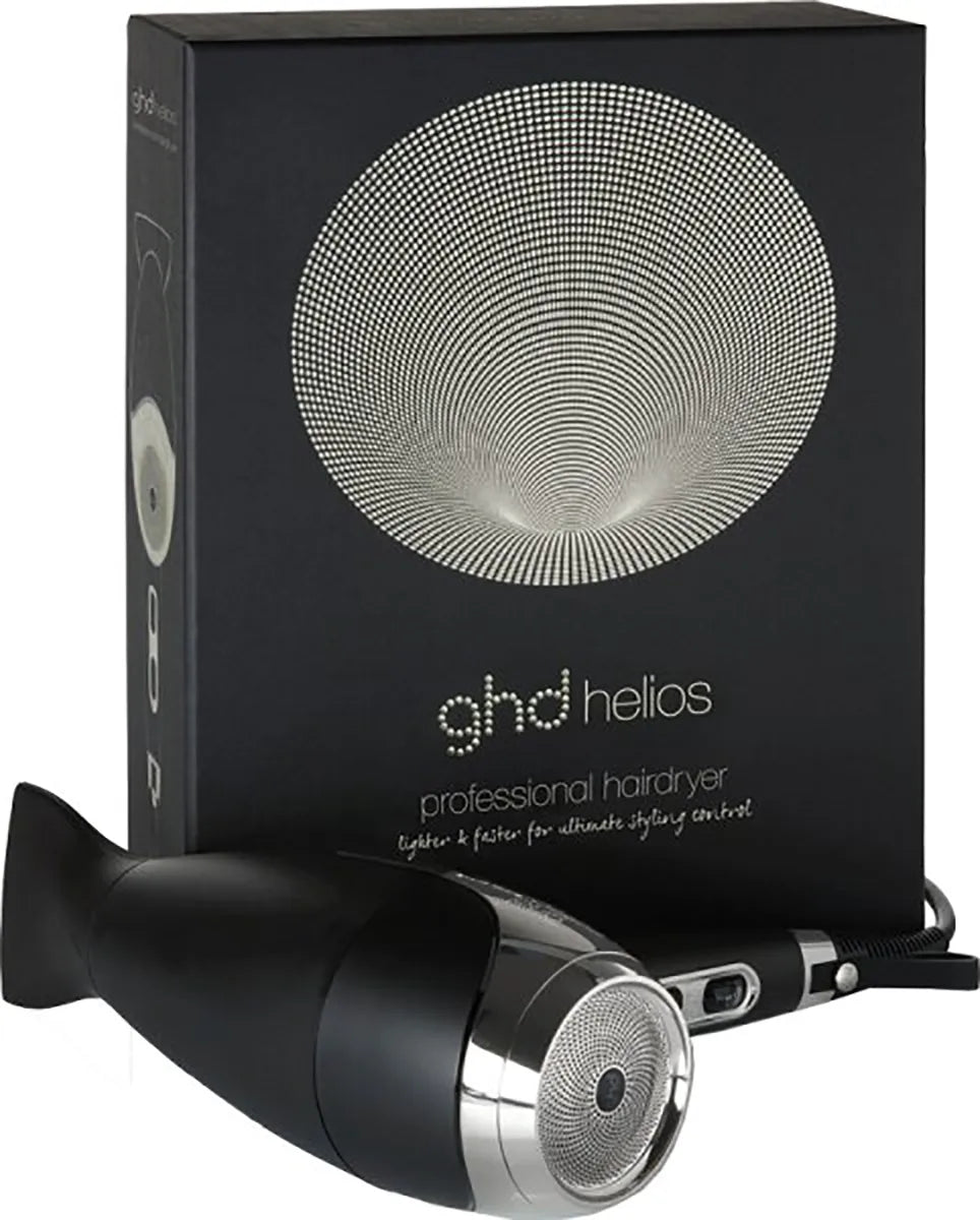 Der ghd helios Haartrockner - Schwarz von ghd steht vor seiner Verpackung mit modernem Runddesign und Branding. Mit innovativer Ionen-Technologie für geschmeidiges, glänzendes Haarstyling.