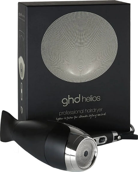 Der ghd helios Haartrockner - Schwarz von ghd steht vor seiner Verpackung mit modernem Runddesign und Branding. Mit innovativer Ionen-Technologie für geschmeidiges, glänzendes Haarstyling.