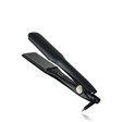 Der ghd max Styler - schwarz von ghd verfügt über breite Keramikplatten und eine Einschalttaste, die leicht geöffnet auf weißem Hintergrund abgebildet ist - perfekt zum Stylen von dickem Haar.