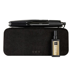 Das ghd Duet Style 2-in-1 Hot Air Styler Set in schwarz von ghd, ein strukturiertes schwarzes Etui und eine Flasche Hitzeschutz-Arganöl-Haarspray sind auf einem weißen Hintergrund abgebildet.