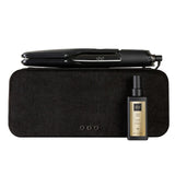 Das ghd Duet Style 2-in-1 Hot Air Styler Set in schwarz von ghd, ein strukturiertes schwarzes Etui und eine Flasche Hitzeschutz-Arganöl-Haarspray sind auf einem weißen Hintergrund abgebildet.