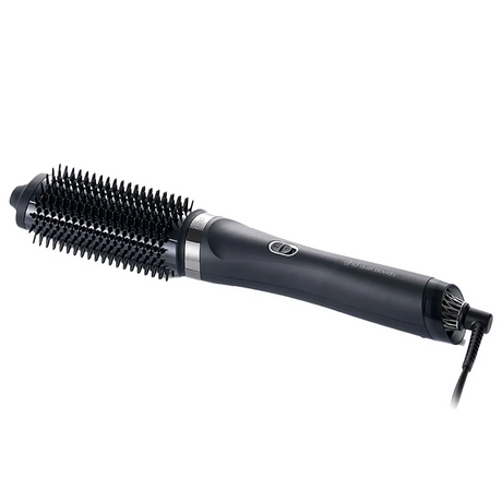 Die ghd duet blowdry Hair Dryer Brush in schwarz von ghd ist eine schwarze 2-in-1-Stylingbürste mit Power-Knopf und Kabel, die für müheloses Styling mit der fortschrittlichen Heat-Air Xchange Technologie entwickelt wurde.