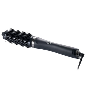 Die ghd duet blowdry Hair Dryer Brush in schwarz von ghd ist eine schwarze 2-in-1-Stylingbürste mit Power-Knopf und Kabel, die für müheloses Styling mit der fortschrittlichen Heat-Air Xchange Technologie entwickelt wurde.