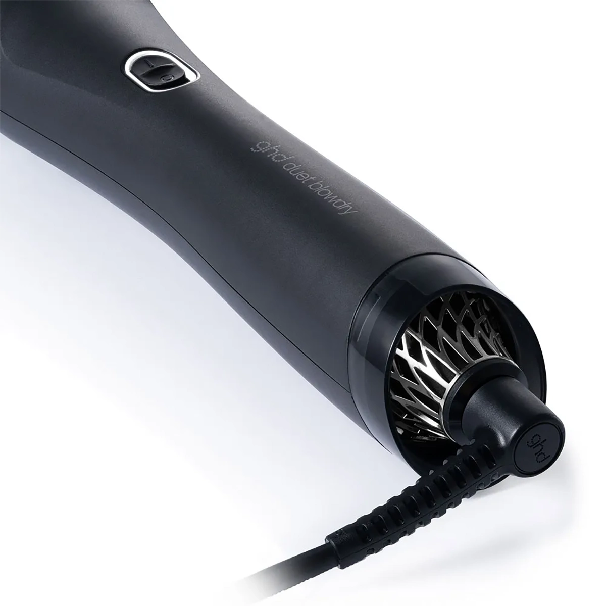 Die ghd duet blowdry Haartrocknerbürste in Schwarz verfügt über einen sichtbaren Metall-Luftfilter auf der Rückseite und ein Netzkabel. Angetrieben von der innovativen Heat-Air Xchange Technologie liefert sie optimale Styling-Leistung.