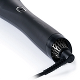 Die ghd duet blowdry Haartrocknerbürste in Schwarz verfügt über einen sichtbaren Metall-Luftfilter auf der Rückseite und ein Netzkabel. Angetrieben von der innovativen Heat-Air Xchange Technologie liefert sie optimale Styling-Leistung.