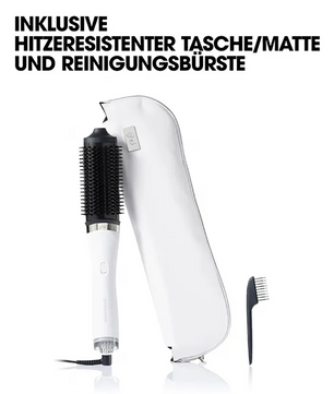 Der ghd duet blowdry Haartrockenbürste - Weiß von ghd verwendet die Heat-Air Xchange Technologie und wird mit einem weißen, hitzebeständigen Beutel und einer kleinen Reinigungsbürste geliefert, die auf weißem Hintergrund abgebildet sind.