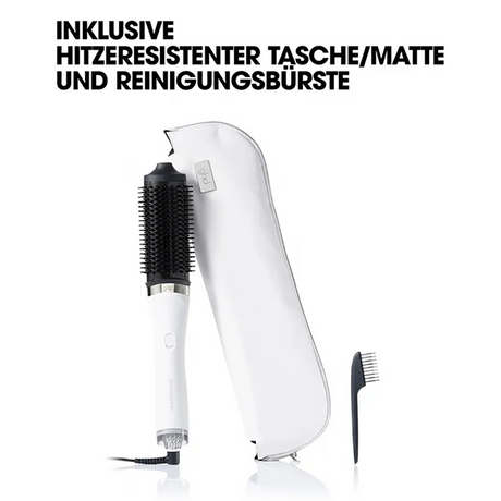 Die ghd duet blowdry Haartrocknerbürste - weiß von ghd ist ein 2-in-1-Styling-Tool-Set, das die Bürste, eine hitzebeständige Tasche und eine Reinigungsbürste enthält, alle mit deutschem Text auf weißem Hintergrund.