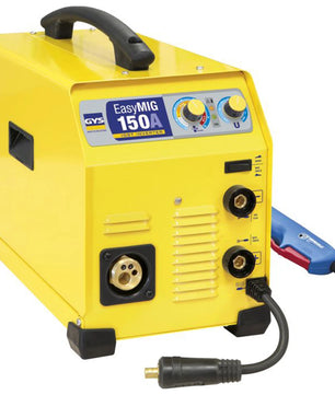 Das GYS MIG MAG Schweißgerät Easymig 150 ist mit Bedienknöpfen, Kabeln und einem oberen Griff ausgestattet und bietet vielseitige Schweißmöglichkeiten für verschiedene MIG MAG Anwendungen.