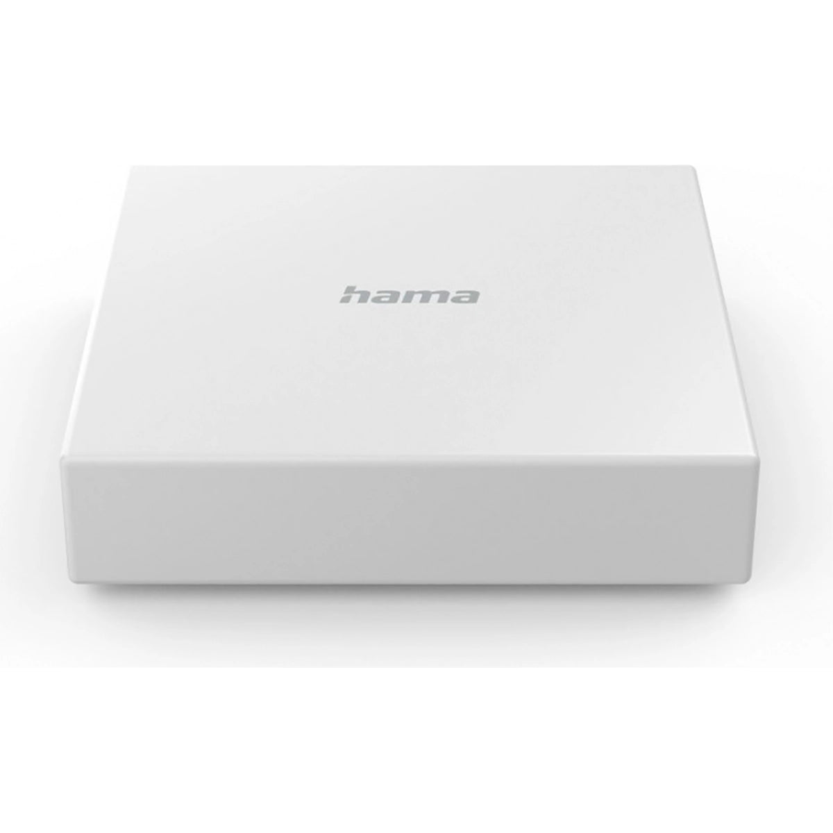Der Hama Smart-Home-Hub - weiß ist ein weißes, rechteckiges Gerät mit dem grauen Aufdruck "hama" auf der Oberseite, das für den Smart-Home-Einsatz konzipiert und mit Matter-Standard- und Zigbee-Geräten kompatibel ist.