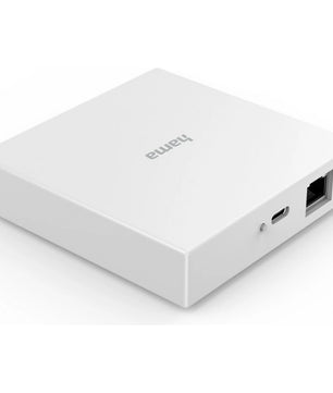 Ein weißer, quadratischer Hama Smart-Home-Hub von Hama mit USB-C- und Ethernet-Anschlüssen auf einer Seite wird auf einer weißen Fläche gezeigt.