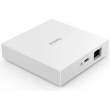 Ein weißer, quadratischer Hama Smart-Home-Hub von Hama mit USB-C- und Ethernet-Anschlüssen auf einer Seite wird auf einer weißen Fläche gezeigt.